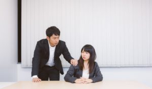 人を誘う時、内容を言わずに空いているかだけ聞くのは、失礼？